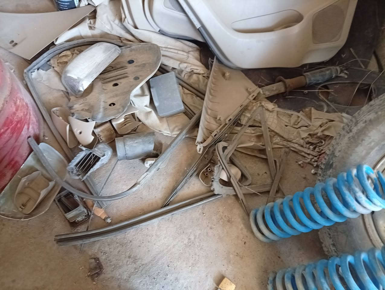 يوجد غراض فور چنر تفصيخ مع بيبان مع الجنطه الخلفيه لون ابيض بلادي كلش جدد مكفولات من البارد ولصبغ ***********
