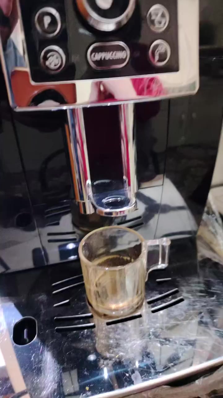 مكينة قهوة اوتوماتيك دولنجي (. كبشينو). السعر 375..الف  وبيها مجال قليل ***********
