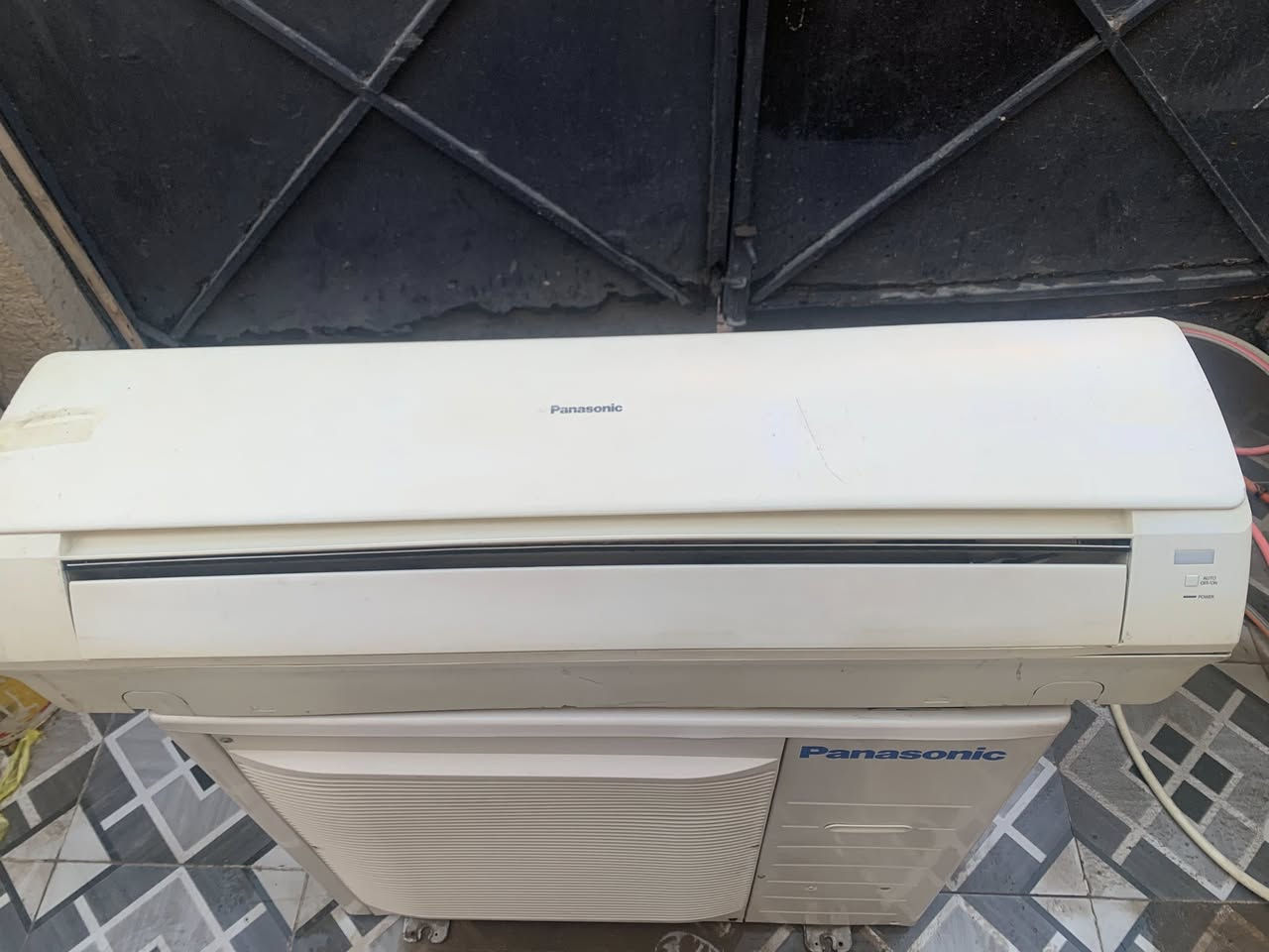 السلام عليكم سبلت نوع بناسونيك ماليزي للبيع جهاز بدون تدفه فقط تبريد غاز 22 مقفول تبريده اذ مو ثلج اسال عليه جهاز شغال وعلى الفحص سعره 300 وبي مجال شي قليل ماطور ماته لبلادي مكاني بغداد لكريعات *********** ملاحضه بدون بواري الجهاز فقط داخليه وخارجيه وريمونت وتعلاكه الجهاز طنين حقيقي مو كلاوات مثل باقي السبالت مكتوب شكل وماطوره شكل
