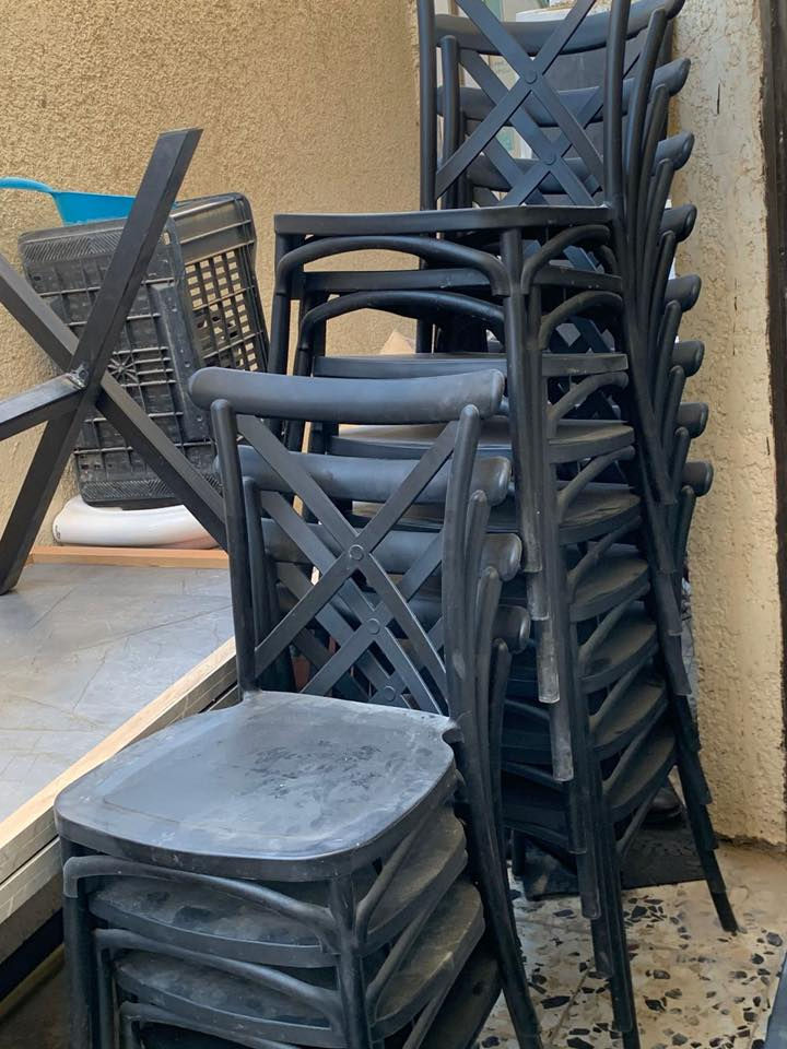 لبيع اغراض مطعم كله جديد استخدام جداا قليل طاولات طعام كبيره وصغار وكراسي وجربايه حديد طابقين وكراسي بقن ٥ قطع ونواعم 
لتواصل واتساب ***********
