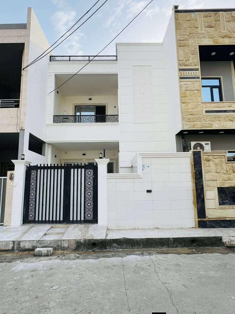 دار للبيع في حي الملايين الاولى
مساحه الدار 100م واجهه 6.25
يحتوي الدار على 3 غرف نوم ومطبخ وصحيات واستقبال وهول 
موقع الدار تقطيع صابونچي قررب جامع الحسنين 
صنف الدار بستان ملك صرف 
لمعرفه السعر أكتب تم 
أو مراجعه مكتب مدخل حي الملايين الاولى مكتب أرض التميز للبناء والعقار 
اي استفسار يرجى مراسلة الصفحة او الاتصال ع الارقام المذكورة⬇️⬇️
***********
***********
