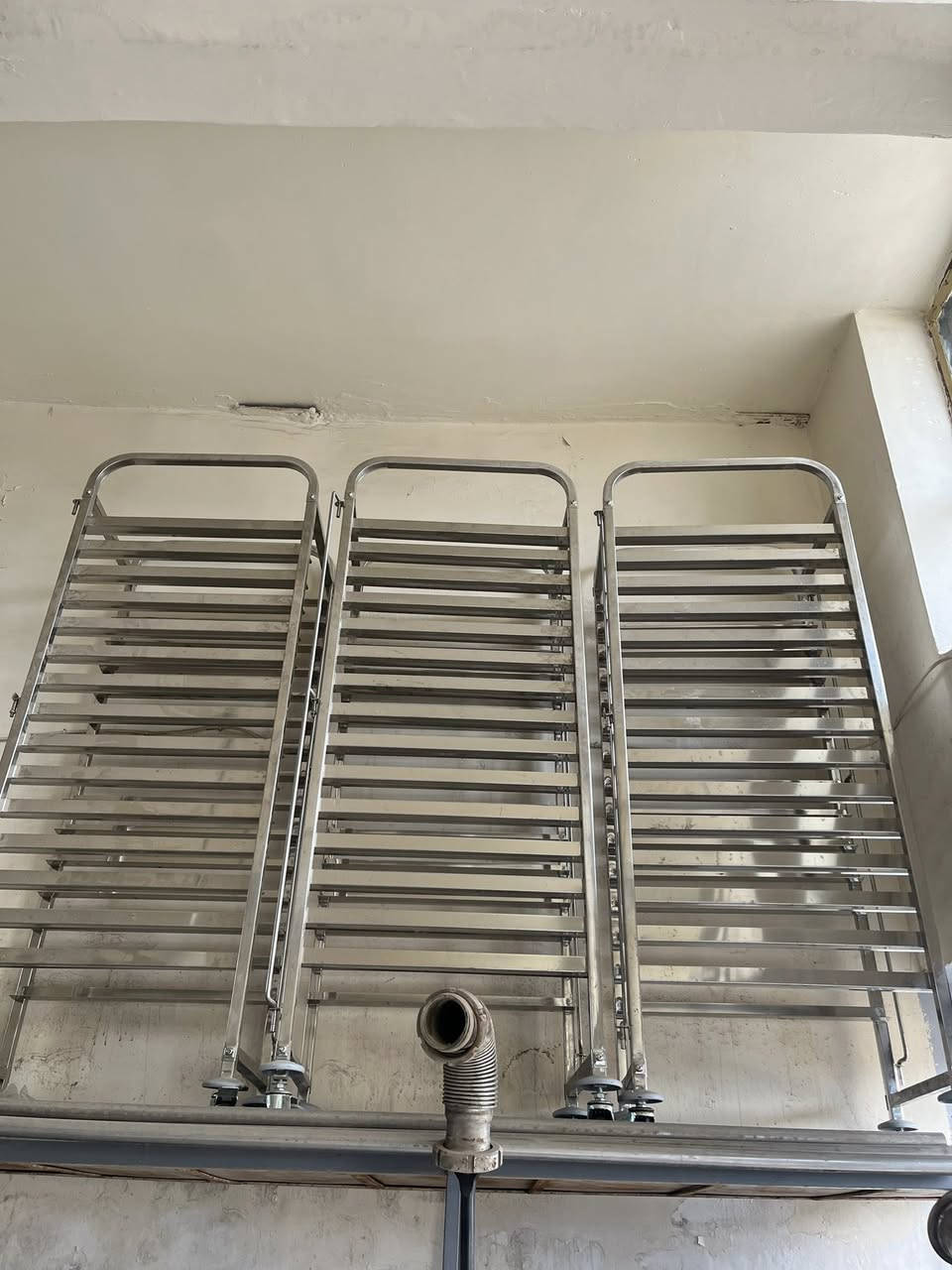للبيع: عربات ستانلس ستيل (صناعية) ⚙️
عربات تجفيف صواني جديد غير مستعمل ، مصنعة من الستانلس ستيل الأصلي.
• ✅ الاستخدام: معامل حلويات، أغذية، أو أدوية.
• ✅ المواصفات: هيكل قوي، عجلات دوارة، ومستويات متعددة
📍 الموقع: بغداد باب الشيخ 
📞 للاستفسار: ***********
***********
