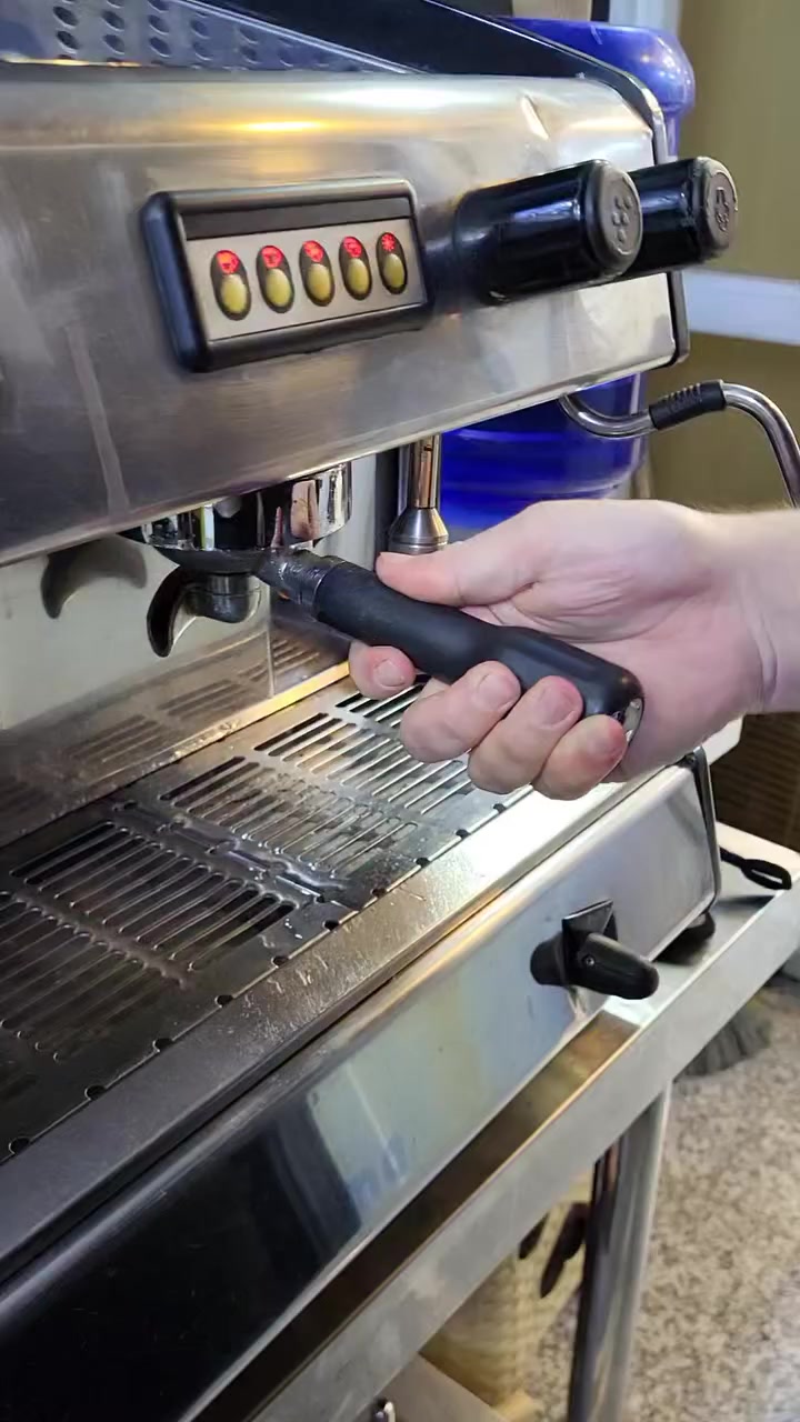 ماكينة قهوة faema ايطالية مستعملة نظيفة للاستفسار  ***********
