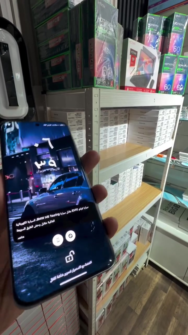 Edge 70 Fusion 5G، ويظهر الملصق الأبيض في الجزء السفلي بوضوح رقم الموديل الخاص به وهو XT2605-2.📱 أبرز مواصفات الهاتف الرئيسية:البطارية: ضخمة بسعة تصل إلى 7000 مللي أمبير وتدعم الشحن السريع بقوة 68 واط.الشاشة: من نوع AMOLED بحجم 6.78 بوصة، بمعدل تحديث 144Hz فائق السلاسة.المعالج: يعمل بمعالج Snapdragon 7s Gen 3 (أو Gen 4 بحسب السوق والمنطقة).الكاميرا الخلفية: كاميرا أساسية بدقة 50 ميجابكسل مزودة بمستثبت بصري (OIS) + كاميرا زاوية واسعة بدقة 13 ميجابكسل.كاميرا السيلفي: بدقة 32 ميجابكسل.التخزين والرام: يأتي بسعة تخزين 256 جيجابايت مع ذاكرة عشوائية (RAM) خيارات بين 8 أو 12 جيجابايت.


**إذا كنت صاحب هذا الإعلان وتريد حذفه لأي سبب، رجاءا أرسل رسالة إلى الدعم الفني**