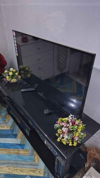 شاشه حجم 42 استعمال قليل بعده بالكارتون 200 هي والميز وبيه مجال بسيط ل...