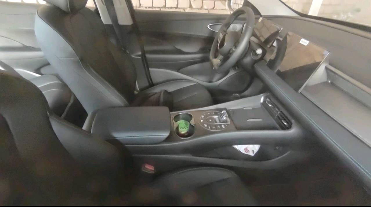 السلام عليكم
Byd seal 05 للبيع

مواصفاتها المعروفة شاشة تحكمات نظام ذكي السيارة بعدها ماشية بس ٢٥٠٠ كيلو غراضها كاملة وياها ارضيات الفوم والعدة كلها وياها شاحنة اصلية بدون ايرث وايرليس تنربط على التلفون بيها طخة صغيرة بالجاملغ الايسر الامامي مرقمة بغداد كامل السعر ١٨ مليون

