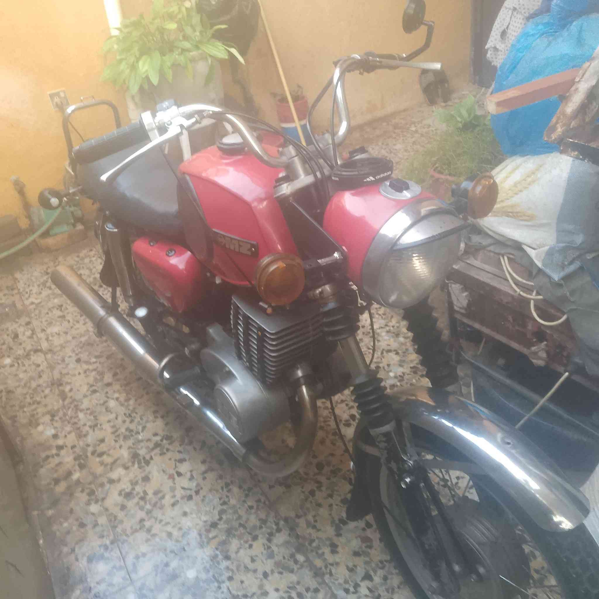 السلام عليكم امزت 81 للبيع دراجه طافيه ابيع كوم حديد دراجه قفلها 500 هذا رقمي اتصل ما عندك رصيد رمش واني خادم ***********
