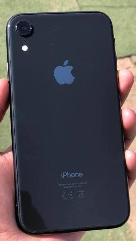 السلام عليكم ايفون إكس أر الجهاز نورمال شرط وضمان بلاد  ذاكره ١٢٨ البطاريه ٧٦ الجهاز لون اسود نموذج Mامريكي شرط نضافه ميه بل ميه للبيع للمراوس شعندك نزل السعر ١٨٠ وبي مجال بسيط والجهاز شرط *********** مكاني العلم
