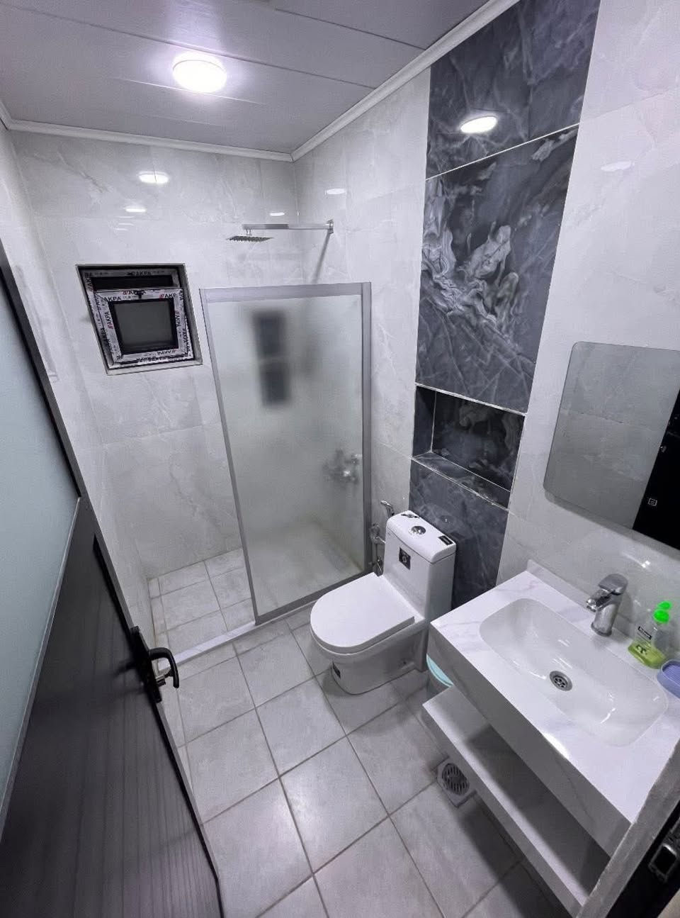 طابق ارضي مؤثث بالكامل مساحة 120 متر زيرو
يحتوي على ثلاث غرف نوم وصالة ومطبخ وخدمات 
الايجار مليون وربع 
للاستفسار 
مكتب الرواد للعقار 
***********
