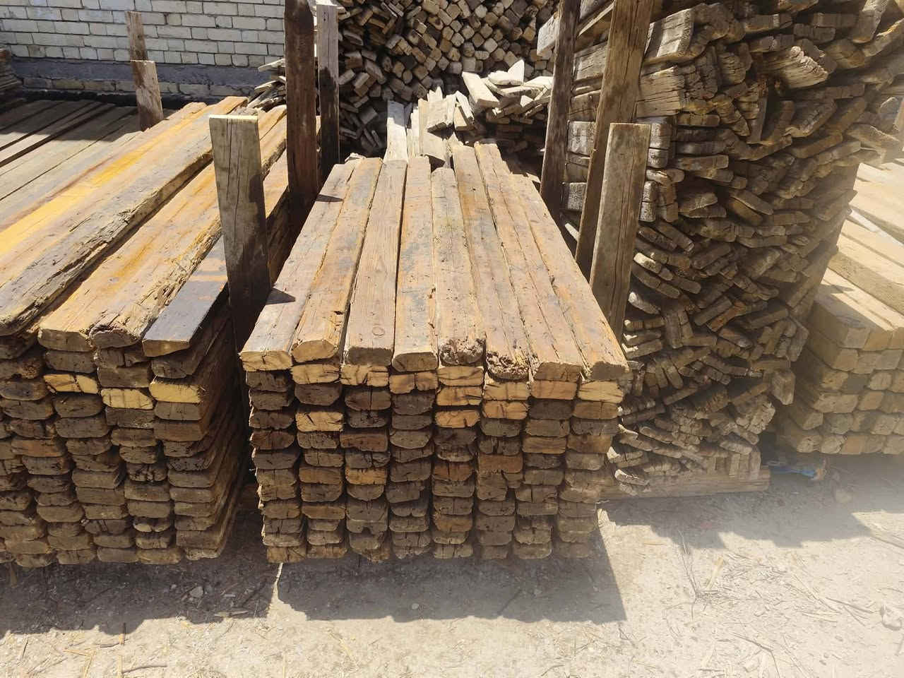 قالب خشب مستعمل للبيع العدد ٦مكعبات السعر 1500قفل بابل ***********
