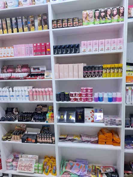 مكياج بيع بسعر الجمله كلهن
مواد تجميليه+منضفات بشره+غسول+شامبوات+ركسونات 
مع الرفوف بسعر مناسب 
كوت فلاحيه ***********
