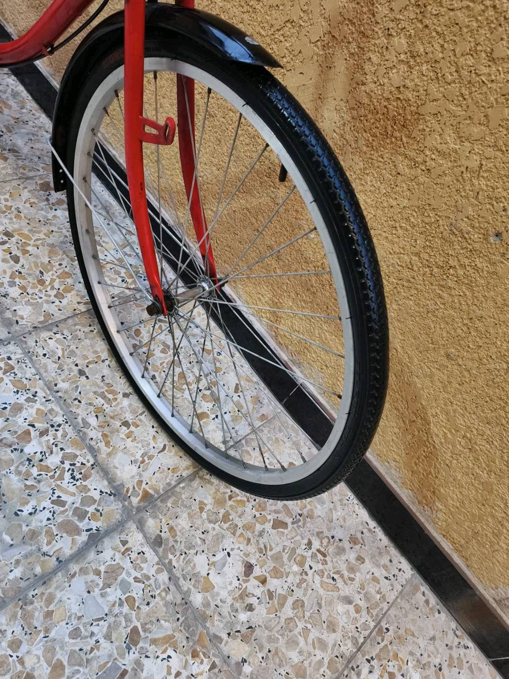 السلام عليكم اخوان بايسكل للبيع سياحي حجم 26 مصبوغ فوك الصبغ مالته البايسكل التايرات جدد الرنكات جدد المداكر جدد الصينيه جديده الكشن جديد البريك شغال القفل شغال كامل امكمل سعره50الف بي مجال 
مكاني بصره صبخة العرب 
رقم ***********