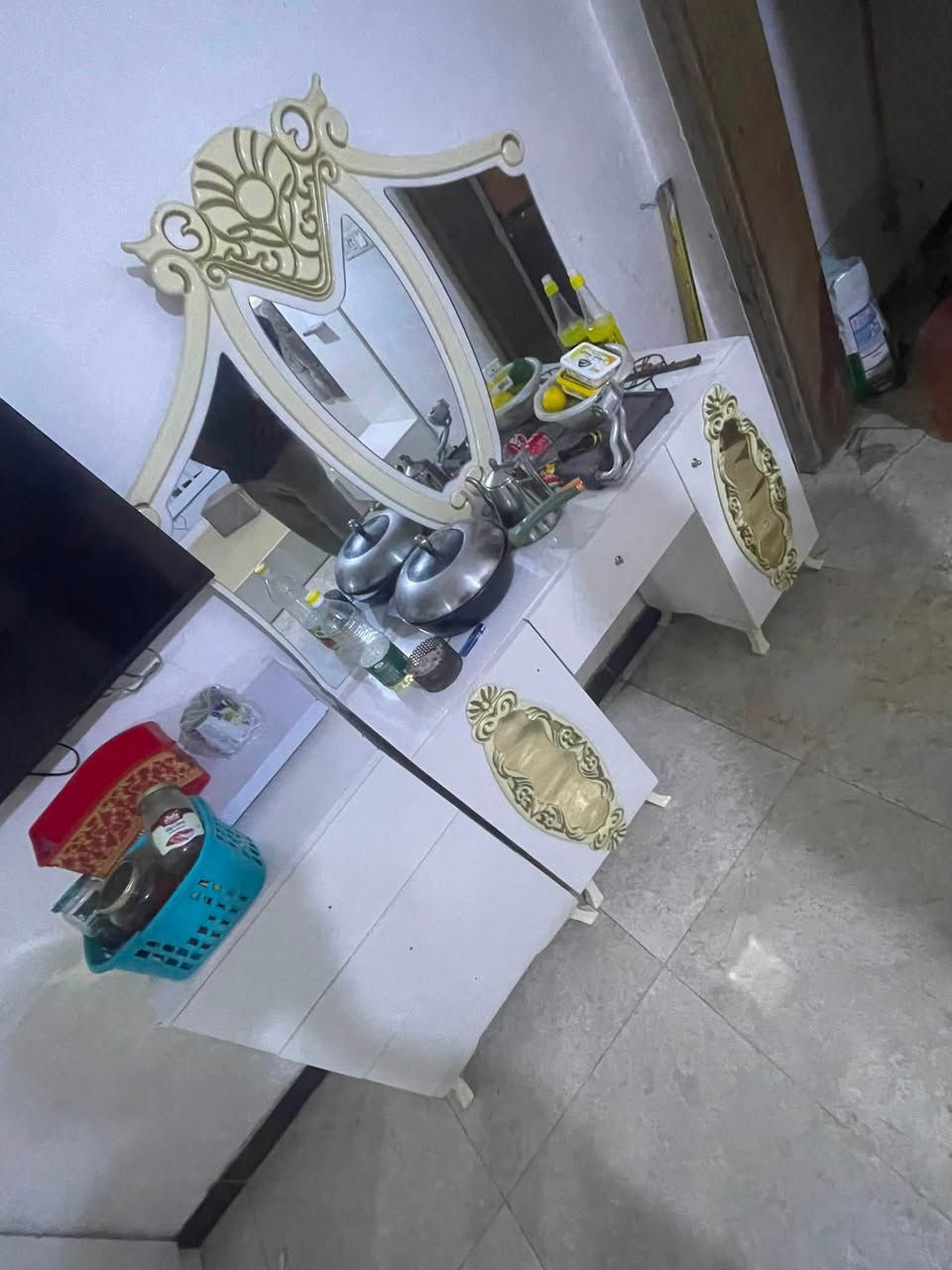 غرفه تركيه للبيع ملكي ٧ قطع 
النظافه ١٠٠٪؜ 
اي ضرر او خدش ما بيه 
يوجد نقل وشد وتوصيل للبيت داخل بغداد 
السعر  ٥٠٠ وبيه مجال 
تواصلي واتساب ***********
