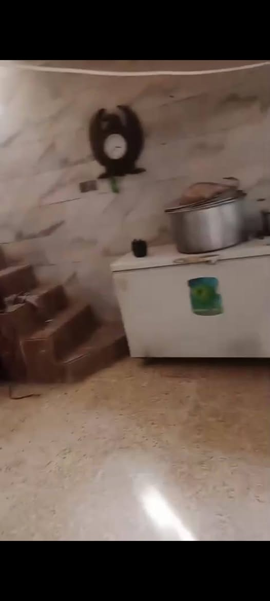 بيت تجاوز مرتب ونضيف كلش  بناء  حديث مساحة 90متر  كهرباء ومياه ومجاري كامل  اول بيت بصف طابو صرف قريب  بالثورة شارع الجامع الحسن العسكري  استفسار والاتصال  ***********
