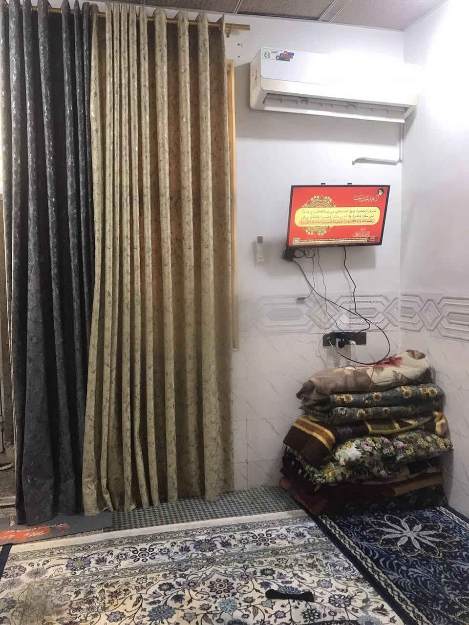 سلام عليكم يوجد بيت للبيع المساحة 74متر بناء حديث. 2025     طابوك سقف صب يتكون من غرفه وصاله استقبال  ومطبخ صحيات داخليه وخارجيه والطابق الفوك عل نص الطابق الجوة جاهز مابي أي نقص ويصلح الطابق الفوك شقه موقع حلو قريب الأمام الحسين كافت الخدمات متوفرة شارع مقرنص قريب جسر باب طويريج مقابل كراج الموحد ورة المول الجديد يصلح حسينيه للزوار السعر 165 وبي مجال بسيط الاستفسار على الرقم او مراسله الصفحه ***********
