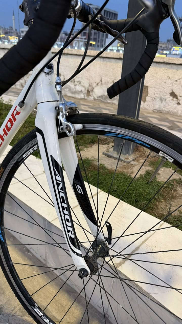 السلام عليكم 
-رود بايك ماركة anchor تصميم انسيابي 
-فريم ناصي معدن المنيوم ماشة كاربون 
- سيت تياكرا 9-2 العقرب والنقال شيمانو 105
-صينية FSA
 -بريكات شيمانو 
-السعر 290قفل


**إذا كنت صاحب هذا الإعلان وتريد حذفه لأي سبب، رجاءا أرسل رسالة إلى الدعم الفني**