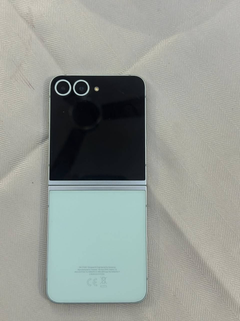 سامسونج galaxy z flip 5  اخو الجديد قبل فتره اخذته الجهاز استعماله نضيف جداً السعر 750 وبي مجال للتواصل على الواتساب *********** مكاني النجف مجمع عماد سكر
