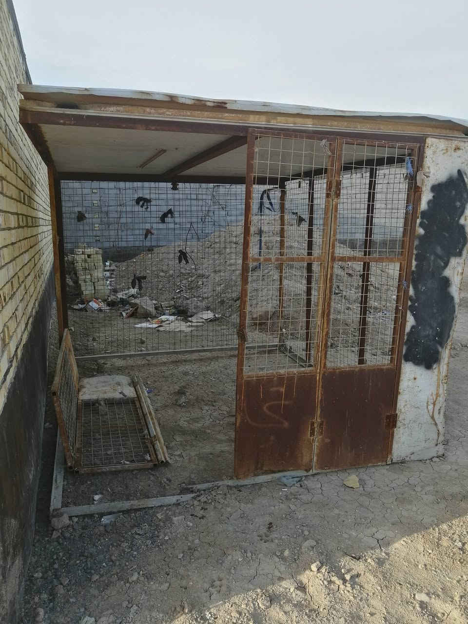 السلام عليكم القفص لبيع ***********
