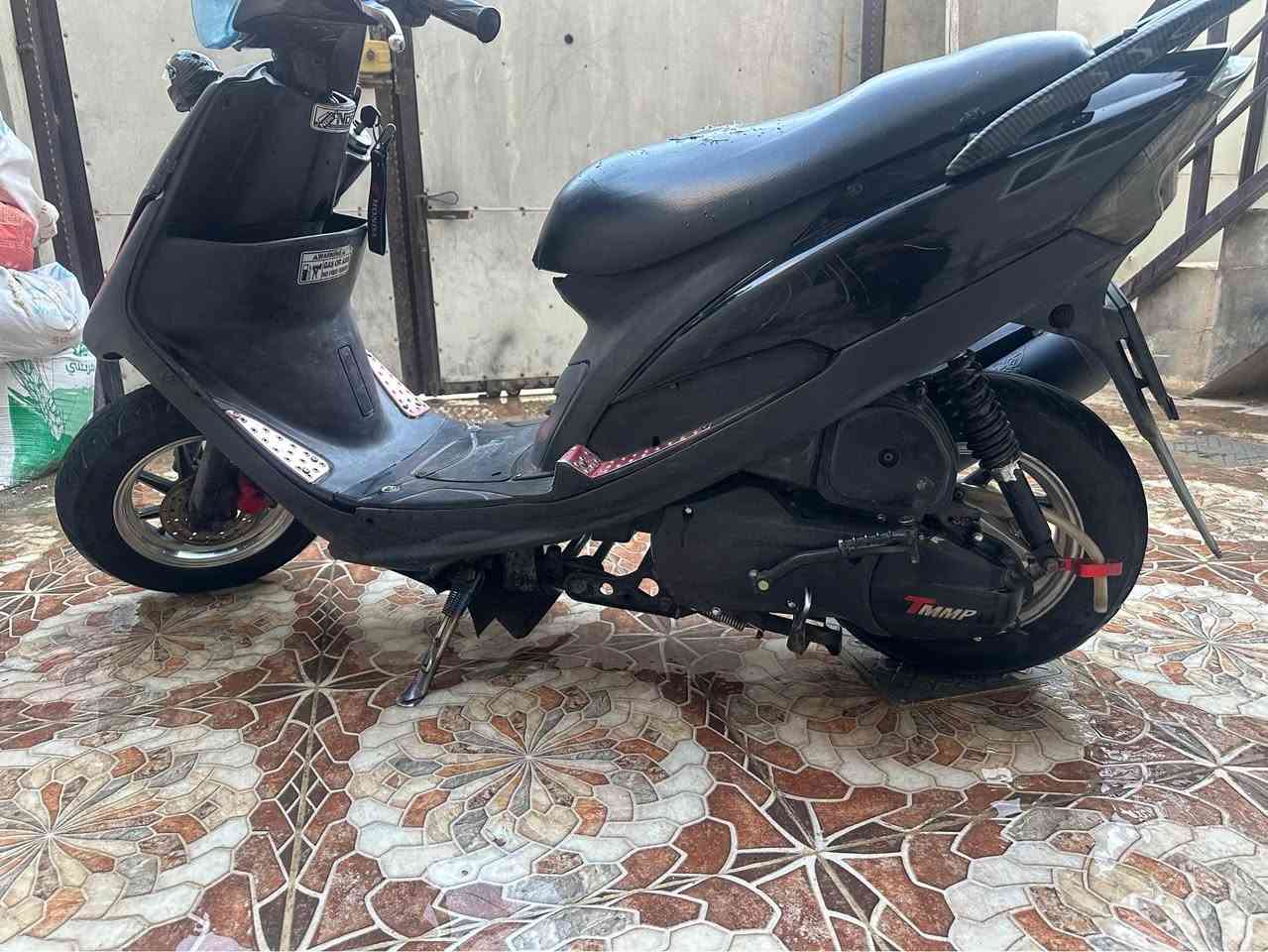 دراجه جاهزه محرك ما مفتوح فقط يحتاج دبل خلفي كهربائيات كله شغال اي عيب مابيها سعر 600 الي شراي يراسل او يخابر بيها مجال للطيبين *********** كركوك, العراق
