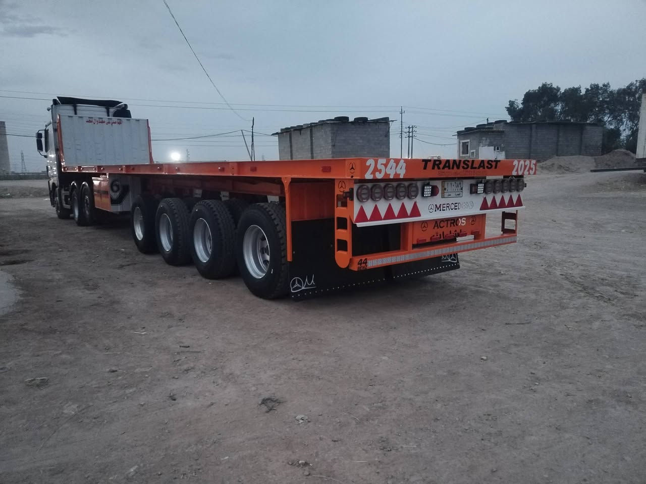 البيع عربانه حداديه اربع محاور وبيه مكان خامس شاصي ١٦ طول ١٣و٤٠ دناكير صيني ١٤ تايرات فوك النص عمر الاستفسار التصال ***********
