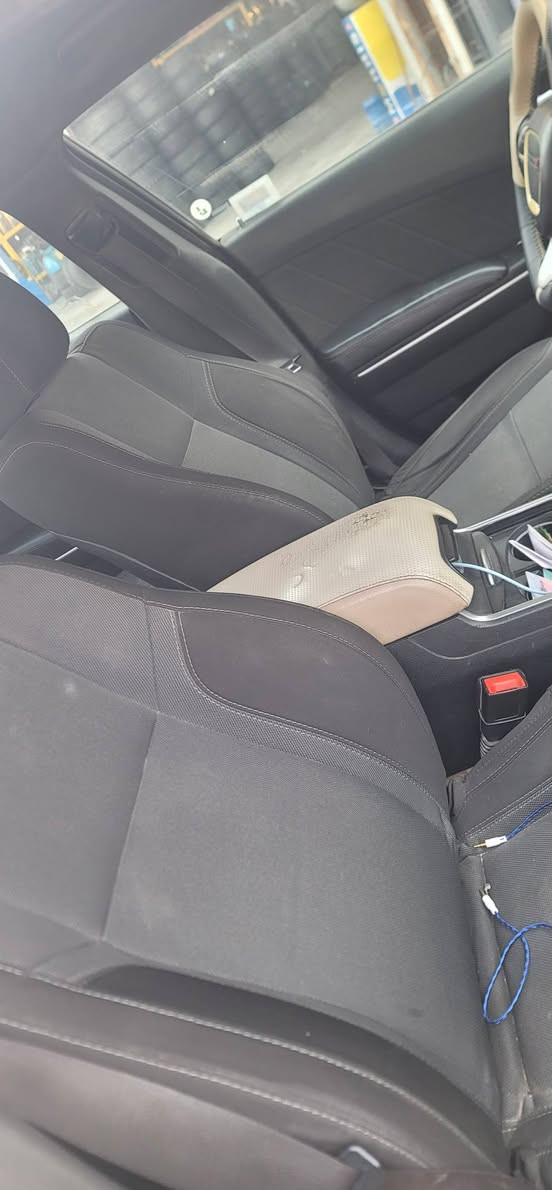 جارجر 2017 عليها منظومة غاز
بيها شخط على طول السيارة ومرشوش 
***********
