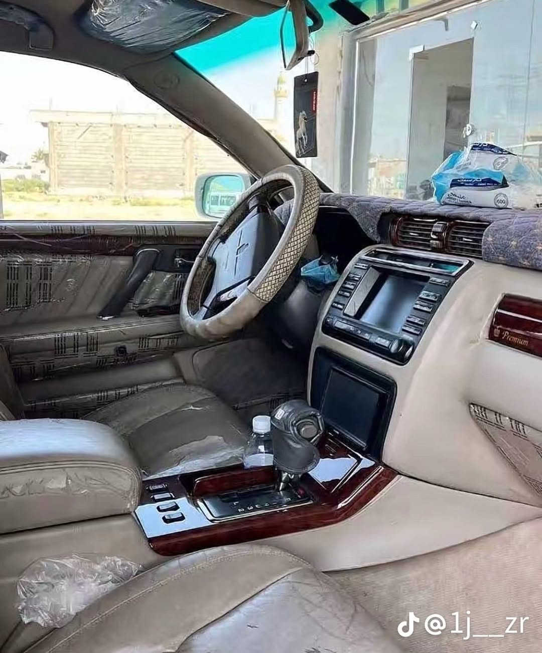 السلام عليكم ملكه للبيع ادوات كص جنطه فول مواصفات
اربع دكم 
برده خلفيه 
نضام سبورت 
تبريد قطعتين + ثلاجه خلفية 
ترحيب كراون 
اصل كرستال + عداد الاكتروني وعادي 
دبل شاشه + جي بي اس 
ستيرن كهرباء متحرك ويه السويج 
مري شفط + هيتر 
صدر تايرات محرك كير شرط محرك ديفور جبير 
وترهم مراوس حسب القناعة 
متومه كامل 
ه‍ ***********
مانع انزلاق + ترحيب ابواب 
وبعد بيها هواي مواصفات 
السعر ٤٠ وبيه مجال 
***********
