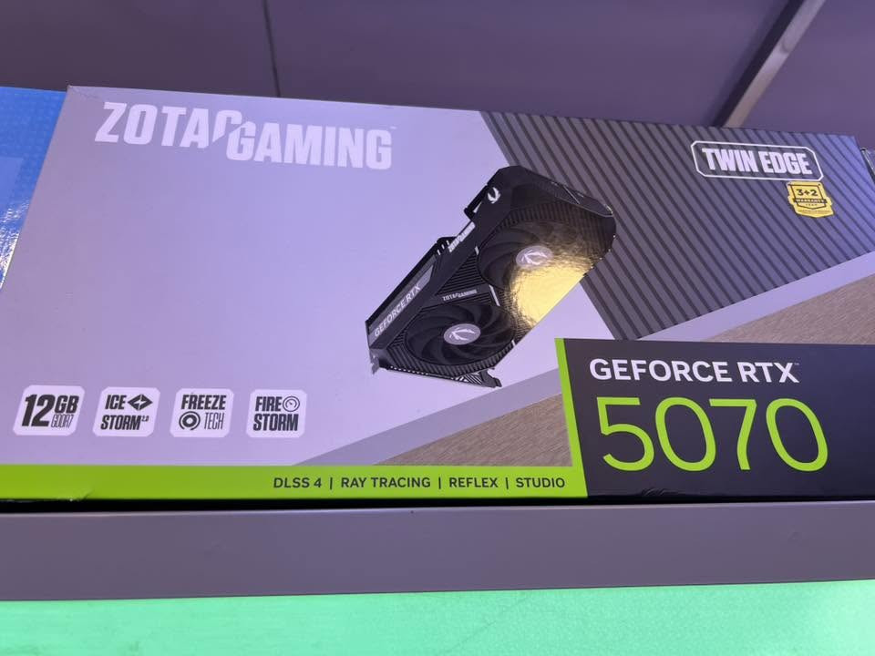 للبيع.    Cpu.R7 7800x3d
Mb.B650

Ram.16 2x8 6000 ddr5

Gpu. 5070

M.2 1tb 

SsD.2tb

Psu.800w

تبريد مائي ٢٤٠مم

شاشة msi 1440  28

2K 180hz

استخدام ٣ شهور
للتواصل ***********
