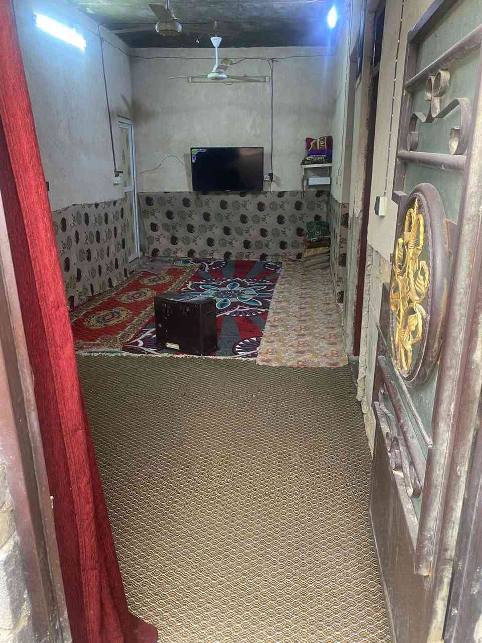 دار للبيع  نهاية شارع الوكفه البو جاسم ركن 100متر متكون من غرفتين وصاله ومطبخ وبراني ماكامله حمام داخل الصاله وصحيات خارجيه الارضيه صب والسطح اشتايگر السعر 20وبي مجال  
رقم الهاتف ***********
