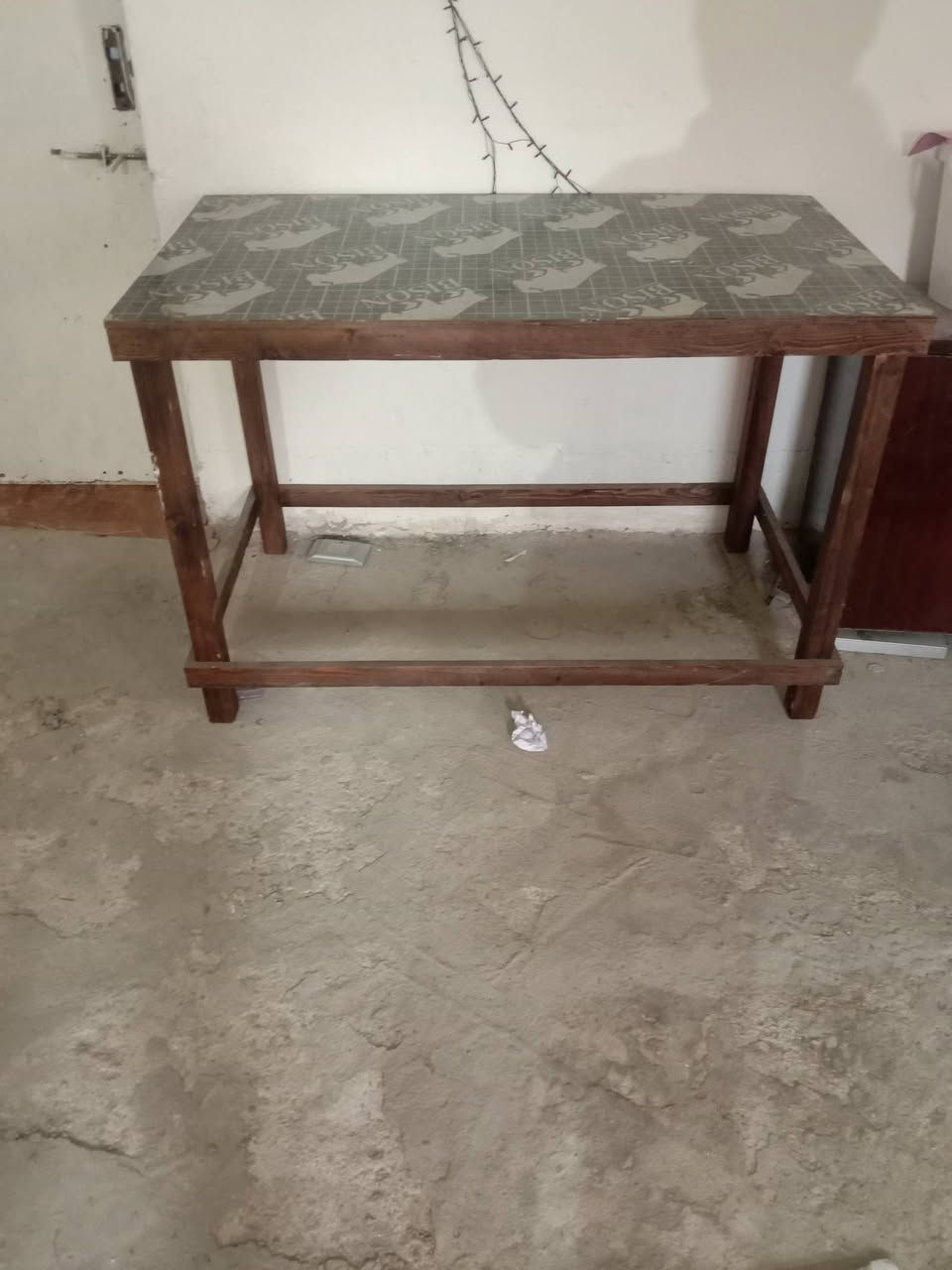 السلام عليكم عندي مكينه صناعيه السعر 300 ميز خشب 50 ميز مال اوتي 25 هذا ***********
