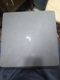 عندي بلي فور سلم واحد تيره مع ملحقاته و 3 يدات كلهن اصلي مع ثلاث اقراص...