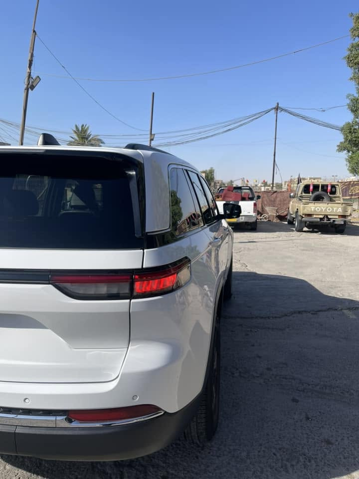 للبيع | Jeep Grand Cherokee 4xe Limited | موديل 2024

* موديل: 2024
* الفئة: Limited فول 🔥
* وارد أمريكي السيارة كبس كلهة على وضع الشركة حادث جانبي بسيط جدا صور الحادث بالمنشور
* اللون: أبيض
* الممشى: 52 ألف
* محرك 2.0 تيربو + نظام هايبرد Plug-in Hybrid (4xe)
* قير أوتوماتيك 8 سرعات
* دفع رباعي (4WD)

المواصفات:

* شاشة Uconnect كبيرة
* شاشة عدادات رقمية
* Apple CarPlay وAndroid Auto

* تشغيل بصمة وتشتغيل عن بعد ودخول ذكي
* مقاعد جلد كهربائية تدفئة تبريد وخزن ميموري 
* نظام صوت Alpine الأصلي
* كاميرا خلفية
* حساسات أمامية وخلفية
* مثبت سرعة تكيفي (Adaptive Cruise Control)
* مراقبة النقطة العمياء
* التحذير من الاصطدام الأمامي مع الكبح التلقائي
* مساعد البقاء في المسار
* باب خلفي كهربائي
* فتحة سقف بانوراما

أنظمة القيادة:

* Hybrid
* Electric
* eSave
* Auto
* Sport
* Snow
* Sand/Mud

ملاحظات:
شاحنه 220 vاصليه 
* باب السائق مبدل بنفس اللون اصلي شركه .
* باب خلف السائق صبغ بسيط.
الباقي مكفول كفاله عامه * ⁠
* السيارة بدون إيرباك ولا ايرباك طاك 
الرقم :بغداد (شهداء)
📍 الموقع: بغداد
💰 السعر: 315قابل للتفاوض بشي 
معقول
***********
