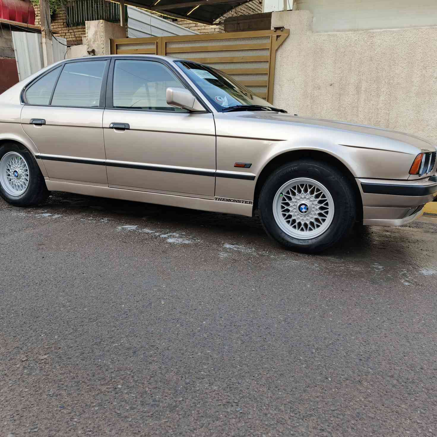 السلام عليكم للبيع بي ام دبليو موديل 1991 رقم بغداد انكليزي حجم 525 اصل محرك مسكر عدله وصبغ عام للجماليه فقط . السيارة كهربائيات كله شغاله والجام والفتحه كله على السويج + التبريد شغال وثلج + صدر خلفي وامامي كله جاهز + فتحه بالسقف 
بطاريه جديدة + تخم تاير  ومكاني بغداد حي المواصلات 
السيارة معروضه ب 85 وبيها مجال 
الاتصال على الرقم ***********
