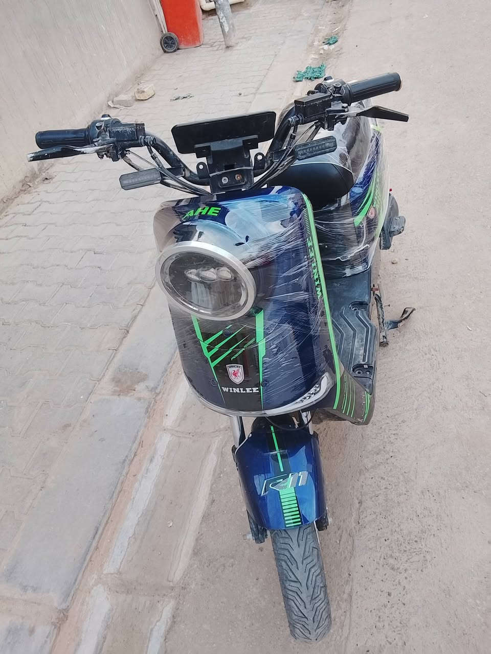 دراجة شحن R11

——————————————
المواصفات:
4 نمر سرعتها 109
خمس بطاريات دبل32A
ملف 1500
نضام R رجوع للخلف 
نضام P وقوف
يجي بيها سويج+ كارت تشغيل دراجه 
شاشة ديجيتال تكشف العطلات 
4 دبلات 2 خلفي هايدروليك 2 امامي دهن 
جهاز إنذار سرقة 
امبيثري يربط بلوتوث بالموبايل 
لايت زينون عالي ناصي + لد نهاري 
اشاير امامي خلفي + أربع اشاير 
مكاني نجف الرقم 0785745820 الدراجه جديده موديل 2026


**إذا كنت صاحب هذا الإعلان وتريد حذفه لأي سبب، رجاءا أرسل رسالة إلى الدعم الفني**