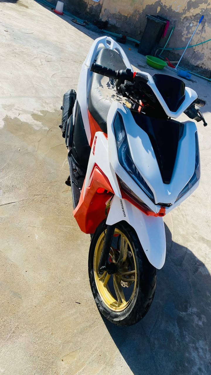 سلام عليكم دراجه للبيع شغاله ما بيهة اي نقص مكاني الكرنه ***********
