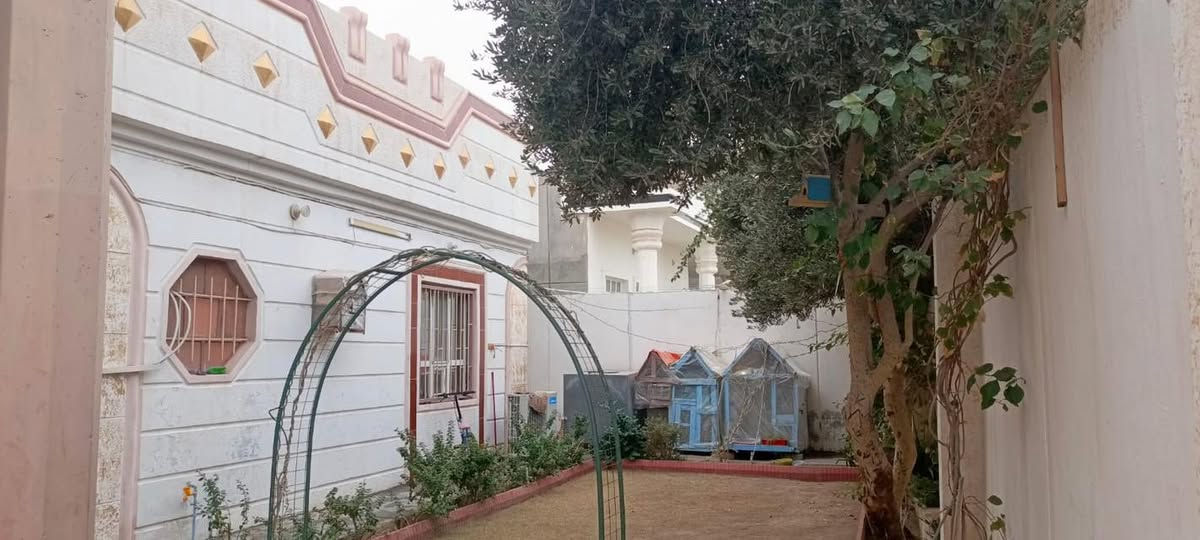 .                     ⚜️دار للبيع ⚜️

🔰المكان / قرب مستشفى الولادة 

🔰المساحة / ٥٨٠ م

🟢الواجهة / ١٧ م

🔰النزال / ٣٤ م

🔺زنجيل على شارعين 🔺

🔰الشارع / ١٢ م

🚩من الخلف / على الكورنيش🚩 

🔰بناء نضيف سنه /٢٠٠٧

✅محسوب قطعه أرض 

🟣السعر / ١  مليون للمتر 💰

هـ / *********** ☎️

للأستفسار- الخالد للعقار - الرمادي -شارع المحكمة العام
