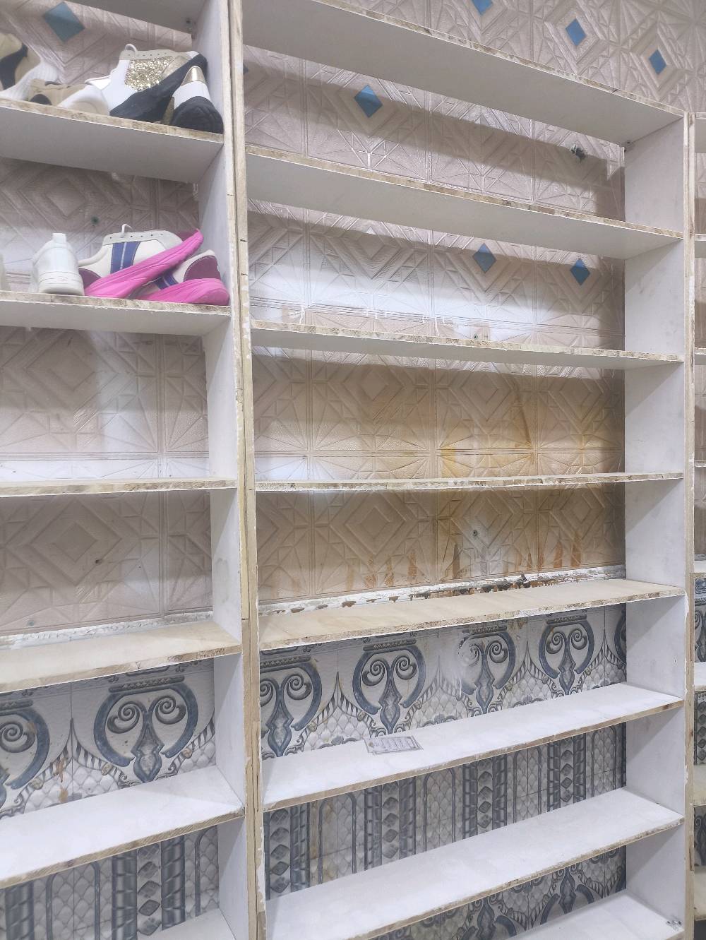 رفوف محل لكلشي يفيدن ةيرهم طول 260 العرض 120 خشب قوي صاج بلايود  العنوان بصره القبله حي القائم
