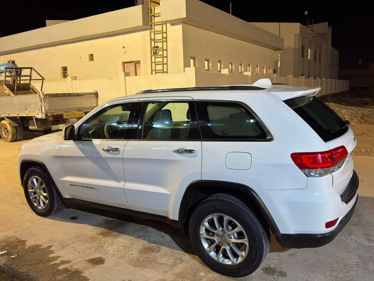 جيب 14خليجي لمتد مكفوله من الصبغ والبارد والفتح...
المواصفات 
بانوراما
جكات
حساس امامي خلفي وحساس مطر
صندوق كهرباء 
دمام خلفي 
دبل هوك ودبل اكزوز
شاشه وكشن خزن وتدفئه تبريد 
فور ويل
وباقي المواصفات
 المعروفه.....السياره جاهزه حداديه وتخم تاير وتبريد ثلج..رقم انكليزي بسمي..السعر وباقي التفاصيل خاص..أو الاتصال على الرقم ***********
