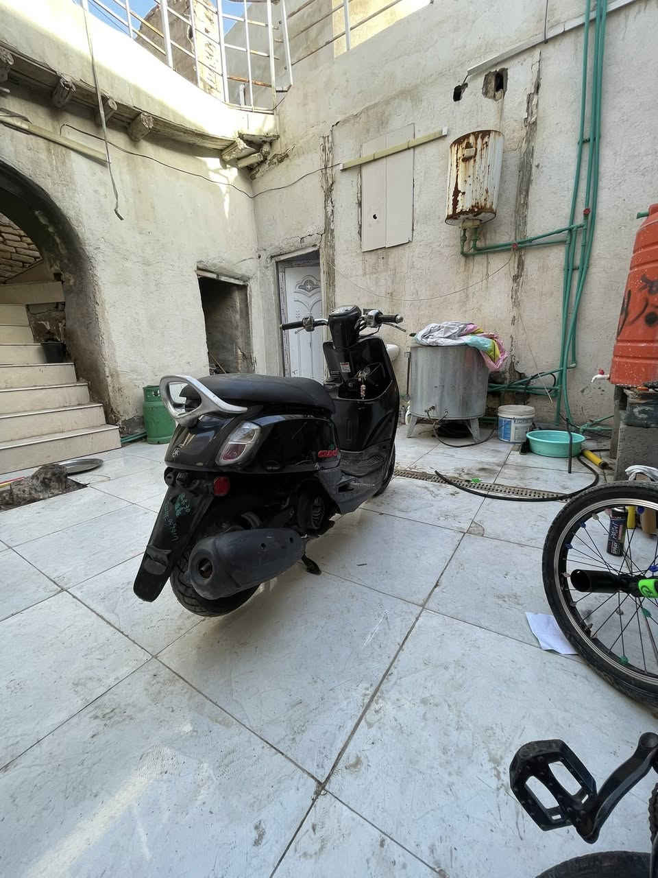 دراجه بوليس حديث 2017ياباني صاله يام من طالعه من رمبه كهربائيات كلهن شغالات كفاله دراجه المحرك كلشي كفاله نضيفه شوف العين حته ما ماشيه هواي سعر ٩٠٠ بيهه مجال رقم ***********

