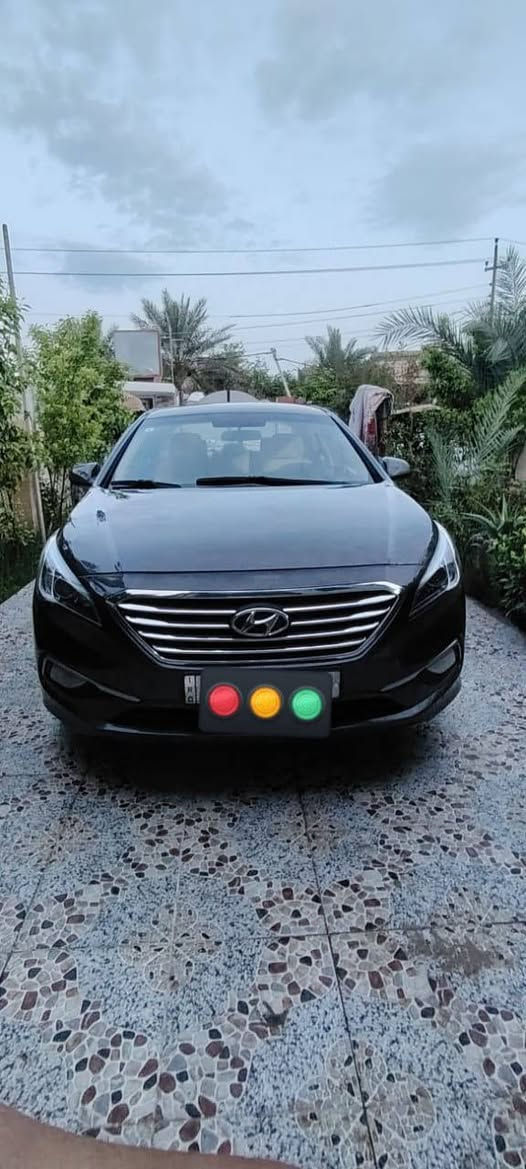 السلام عليكم ورحمة الله سوناتا 2015 سياره كلشي ما بيها بيها فقط رصعه بالصندوق السياره باسمي وتحويلها ثاني يوم رقم بغداد انكليزي السعر (133) وبيها مجال لتواصل رقم هاتف شغال واتساب ورصيد (***********)
