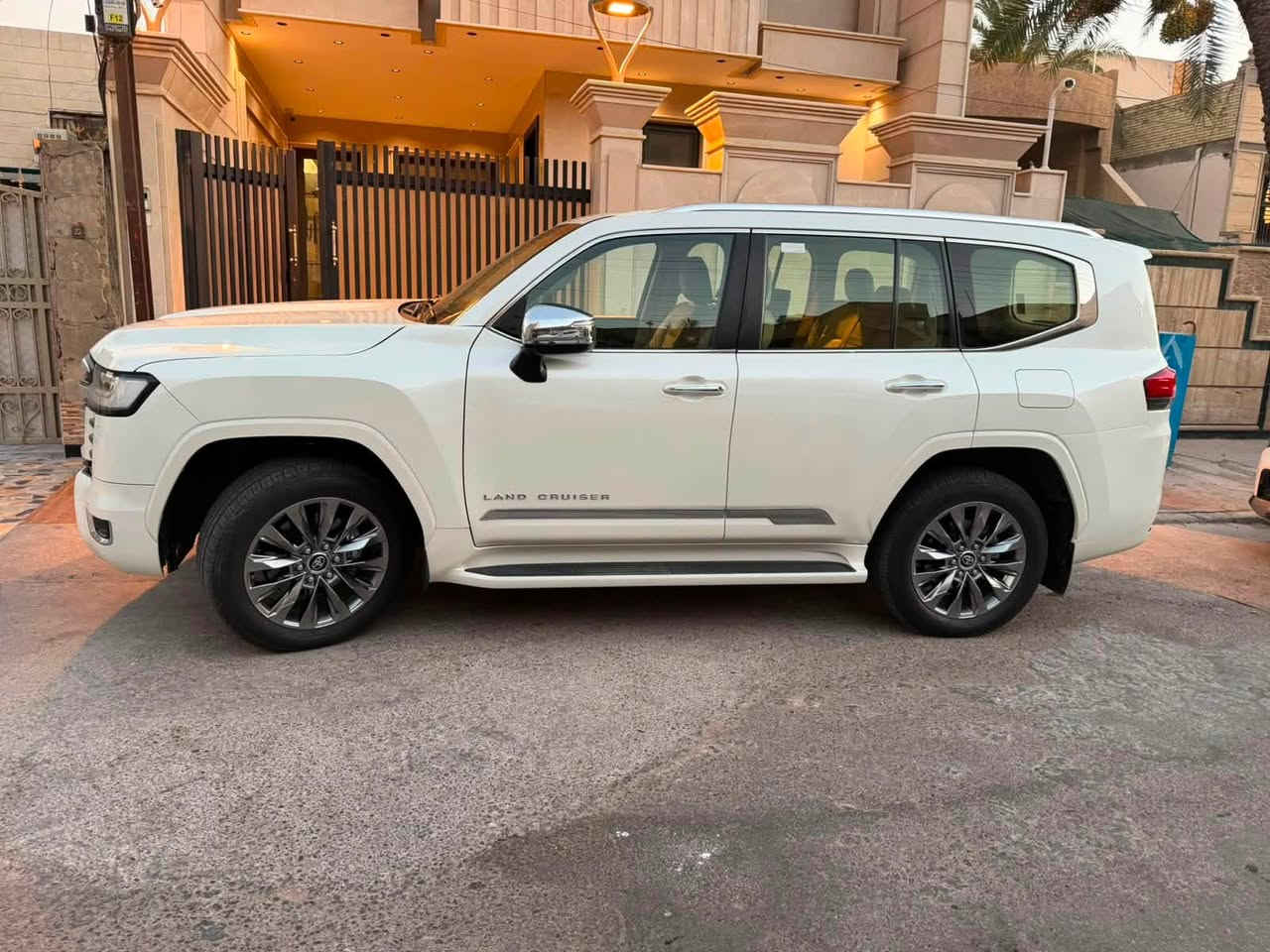 لاند كروز  مديل 2023 VX   TWIN TURBO سياره نضيفه ومكفوله محرك 6 سلندر توين تيربو للعلم السياره VX سياره تجي فول معروفه مواصفات لاندكروز الVX 
ماشيه 50 الف 
عنواني بغداد البلديات

السعر: 70.500 للمعلومة سعرها سبع دفاتر و500دولار

لل استفسار ***********  او ***********
