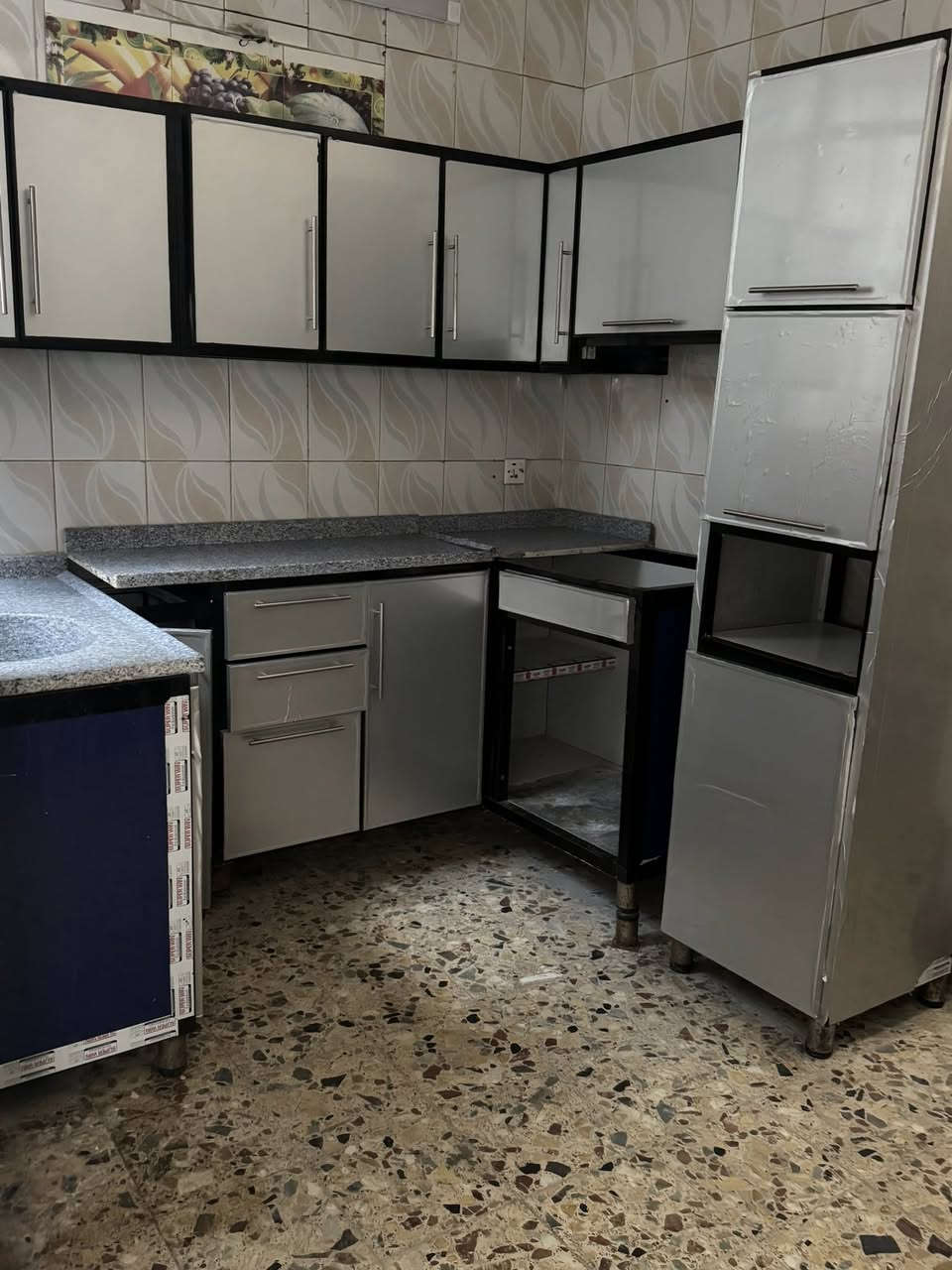 السلام عليكم بيت ركن للإيجار شارع المضخة شهداء البياع 
ركن مدرسة بشائر الخير مساحة ٥٤ متر  
الطابق الأرضي 
استقبال+ مطبخ + حمام 
الطابق الفوك 
منوار + غرفة نوم+ سطح
***********
