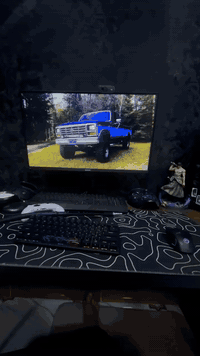 سلام عليكم شاشة SANC للبيع 180هرتز 
 مراوس او بيع 2K مكاني البصرة
متواجد واتساب 
***********
—————————————-
شاشة Sanc G7" هي شاشة ألعاب صينية الصنع تركز على توفير قيمة ممتازة مقابل السعر. تتوفر بعدة نماذج فرعية، وتأتي عمومًا بلوحة IPS مقاس 27 بوصة، ودقة 2K (QHD)، ومعدل تحديث مرتفع. 
المواصفات الرئيسية لشاشة Sanc G7
تختلف المواصفات الدقيقة حسب الموديل (مثل G7c II أو G7 Pro Max)، ولكن تتشارك معظمها في الميزات الأساسية التالية:
حجم الشاشة: 27 بوصة.
الدقة: 2K Quad HD (2560x1440).
نوع اللوحة: IPS.
معدل التحديث: يتراوح بين 165 هرتز و 240 هرتز وحتى 360 هرتز في بعض موديلات Pro Max.
زمن الاستجابة: 1 مللي ثانية (GtG).
تقنيات المزامنة: تدعم AMD FreeSync، وبعض البائعين يذكر أنها متوافقة مع G-Sync.
نطاق الألوان: توفر دقة ألوان جيدة، مع تغطية جيدة لنطاق sRGB، على الرغم من أن المعايرة الأولية قد تحتاج إلى تعديل.
الميزات الإضافية: تدعم HDR، وتحتوي على ميزات لتقليل الضوء الأزرق وحماية العين.
