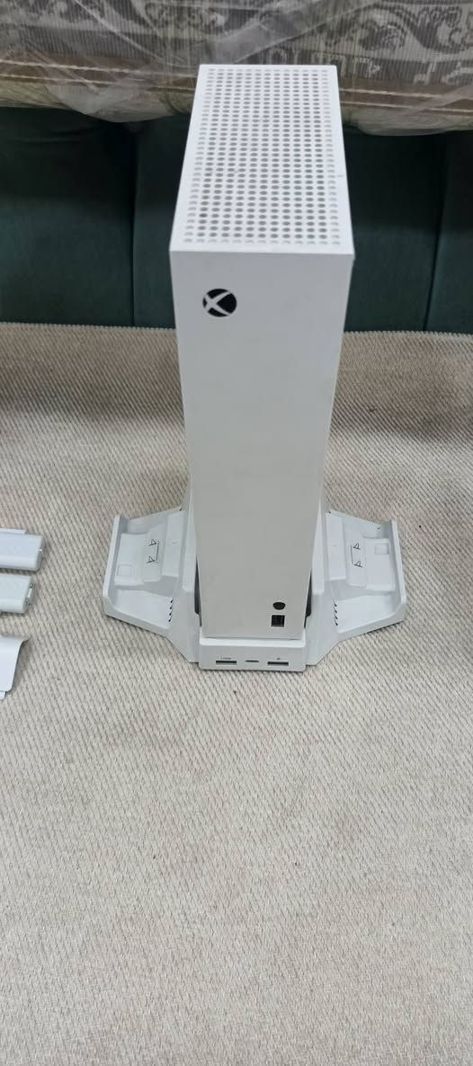 جهاز اكس بوكس سيريس اس جهاز ما مفتوح هوه واليده وياه ملحقات يده احترافيه ويبي اس850 وقاعده تبريد وبطاريات اثنين السعر430 وبيه مجال راسلني خاص او وتساب ***********
