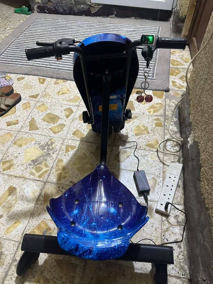 السلام عليكم 

سكوتر للبيع الجهاز جديد بالكرتون الطفل مصاعده مرتين ومضموم بطاريته ضعفت تعرفون ما مشحون يصير هيج بس تبدل بطاريه ب٣٠ سعره ١٠٠ قفل بدون عمله هسه بالمحلات ب٢٥٠ ***********.
