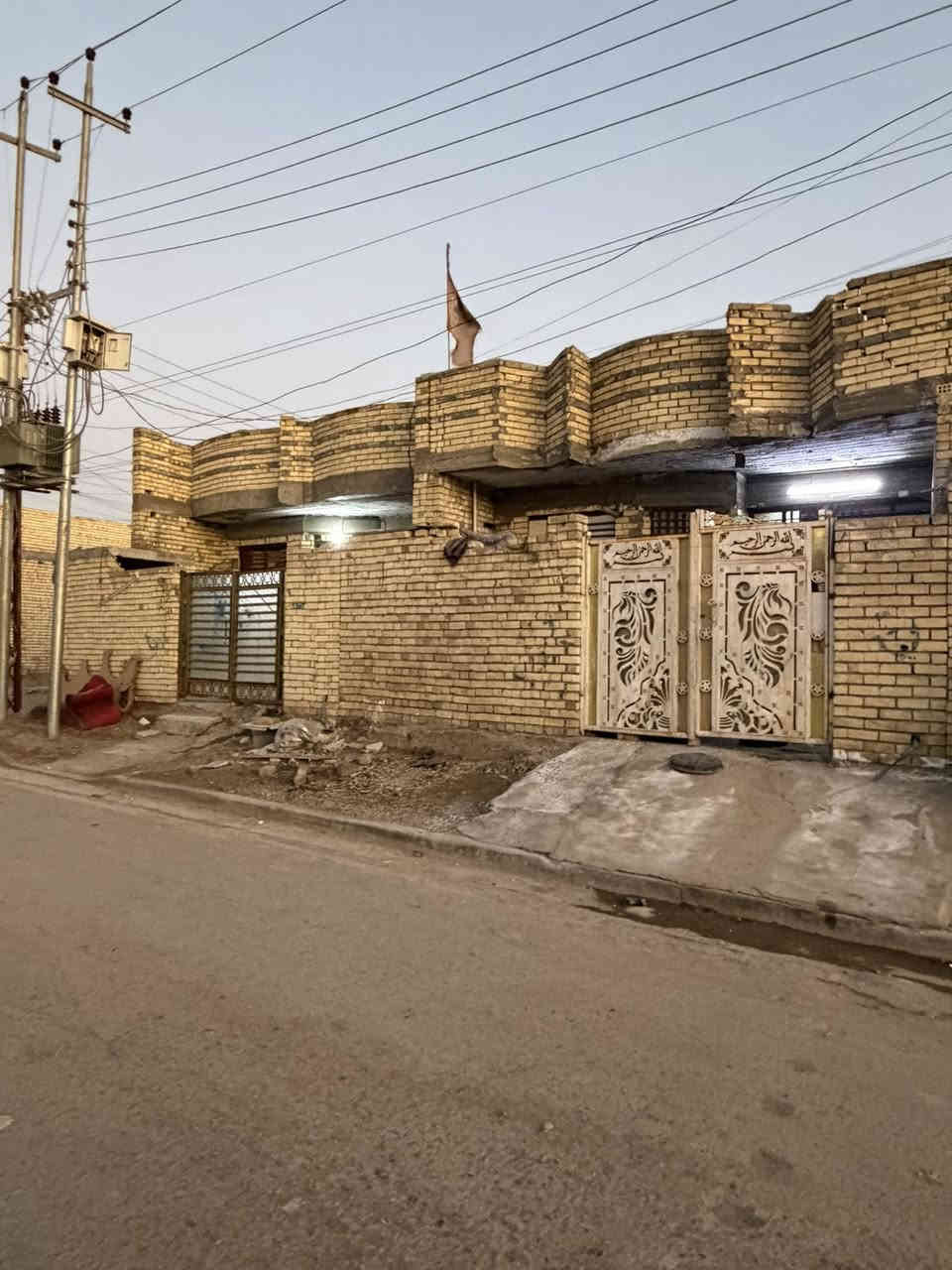 السلام عليكم يوجد لدينا بيوت  للبيع مساحه 100متر وا مساحة 150متر هياكل وكامل تسلم مفتاح 🔐في منطقه ام الكبر غزلان مقابيل حي اور 600شارع علوه زوين مقابيل مخبز الروعه 
كافه الخدمات متوفره 
التبليط والمجاري والماء والكهرباء والاناره 
الاستفسار على هذا الرقم ***********
