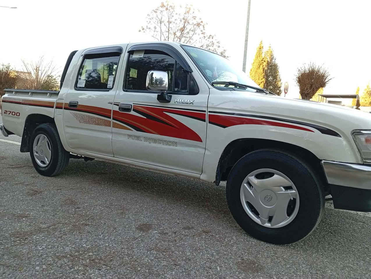 توێتا ئەڕنەب مۆدیل 2002
مەکینە سپی ناوسوور 
چوار جام کارەبا ئاوینە کارەبا 
سڵایت تەبریدو پاوەر ماڵی دۆستە سەیارەکە علووجە ماڵی مەدەنی بەشەرت 
***********
