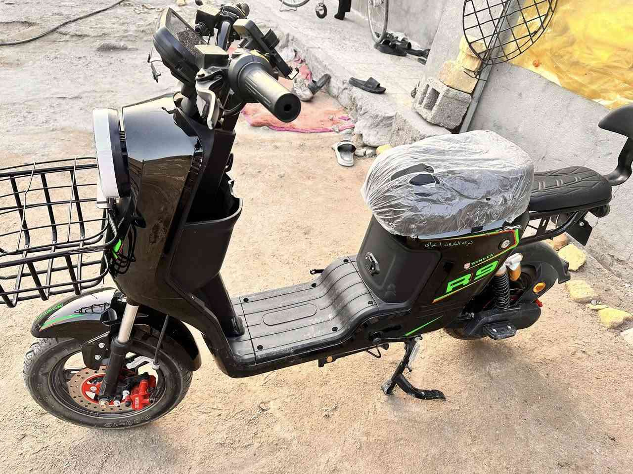 دراجه شحن R9موديل 26 البيع جديده استعمالها 15 يوم فقط 
سرعتها 109 سرعه الحقيقيه 80 الى 85
موصفاتها 4 نمر شغله سويج وبصمه وكارت 
تحتوي ع 5 بطاريات بريك امامي وخلفي بل البكان دبل اشاره 
كهربايات شغله كامله 
بيها فقط طخه بل الكفرات صفح زلق بصيط 
تتحمل  وزن 150 
سعر 600 وبي مجال 
مامتعوبه منل البيات المحل 
العنوان البصره الهارثه 
التواصل ***********  وتساب وتصال شريحه شغال
