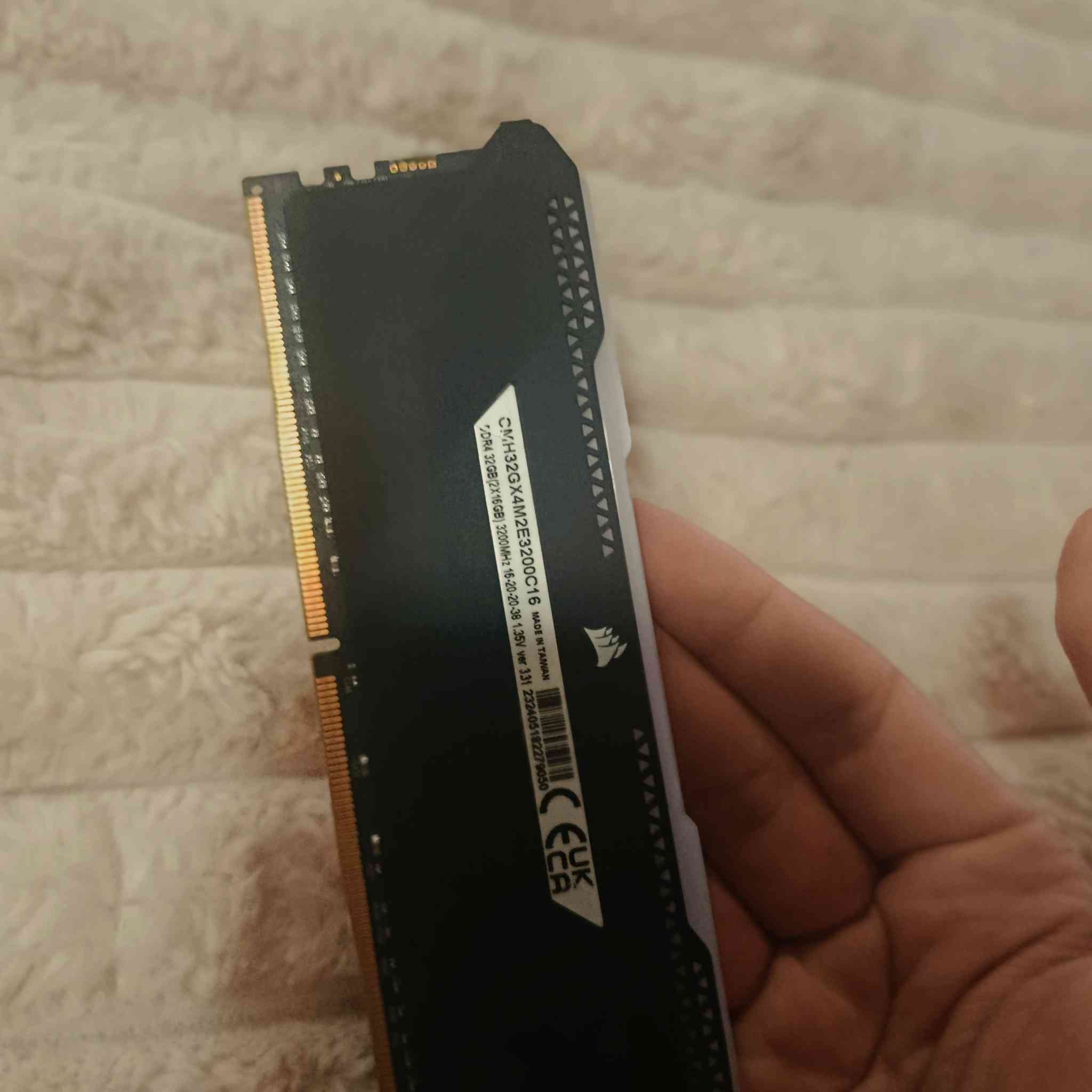 السلام عليكم
بيع رام 16 كيكابايت
ddr4
3200 MHz
كروسيرا RGB
سعر: 100 الف


**إذا كنت صاحب هذا الإعلان وتريد حذفه لأي سبب، رجاءا أرسل رسالة إلى الدعم الفني**