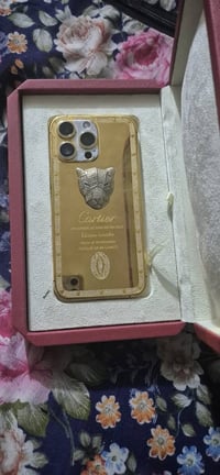 ايفون ١٤ برو مطلي ذهب مفصص الماز.  جهاز وياه  علبه والكيبل ماله ذاكرة ...