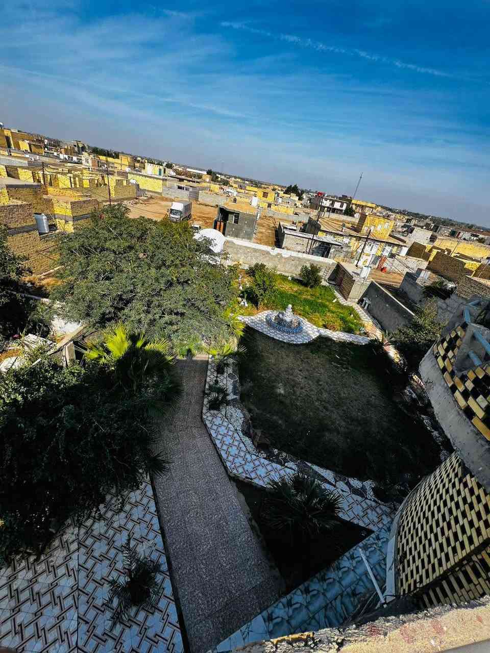 بيت زراعي المساحه ١٦٠٠ منطقة حي فدك مقابل معرض ابو رعد للسيراميك مساحة البناء ٣٠٠ متر طابقين الطابق الأول غرفتين نوم ٦ × ٤ ونص مطبخ ٧ × ٤ ونص حار وبارد صاله ١٤ × ٥ ومجموعة صحيات داخليه الطابق الثاني ٣ غرف نوم نفس المساحه وصاله ١٢ × ٥ ومجموعة صحيات باقي المساحه حديقه مزروعه بالكامل نخيل واشجار مع مجموعتين صحية مع العلم البيت ماناقصه اي شي كهرباء ماء مجاري0786 992 3162
